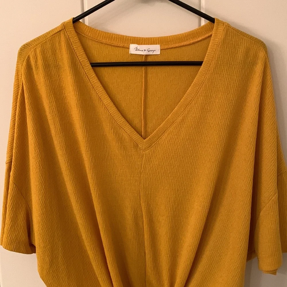 cute front tie top - Picture 2 of 3